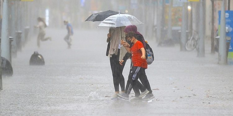 Hafta sonu plan yapanlar dikkat! Fırtına ve sağanak geliyor