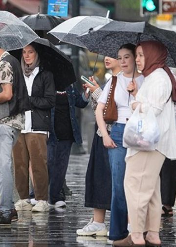 İstanbul’u sağanak vurdu: Su baskınları hayatı durma noktasına getirdi