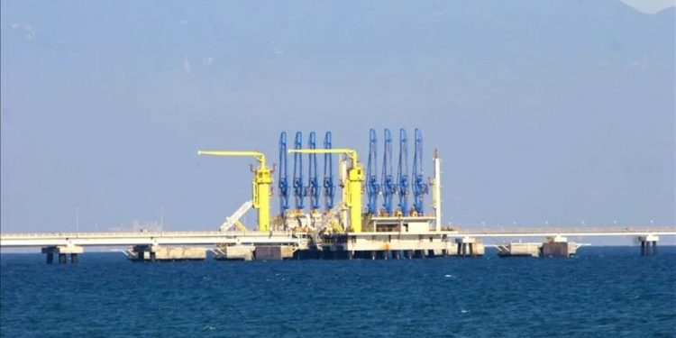 Kazak petrolünü taşıyan hatta saldırı: Yüklemeler durduruldu