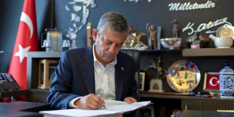 Özgür Özel CHP’den istifa etti “Yeni Parti” ilan edildi
