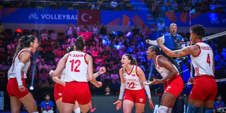Sultanlar Voleybol Milletler Ligi’nde yarı finalde