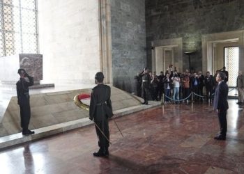 Yeni Parti’nin ilk ziyareti Anıtkabir’e oldu