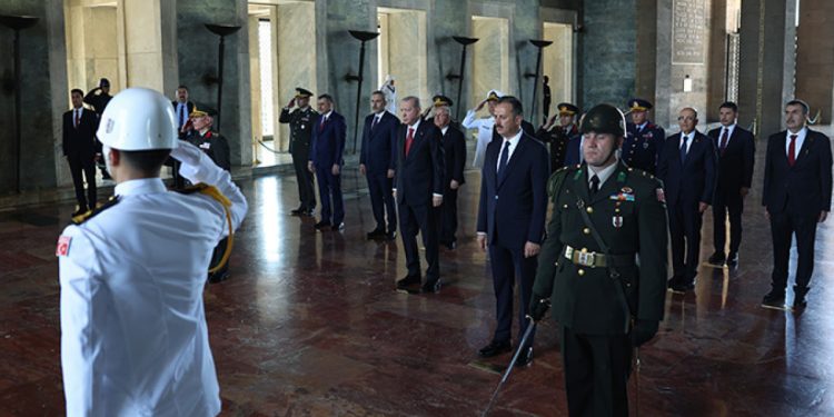 Cumhurbaşkanı Erdoğan YAŞ üyeleriyle birlikte Anıtkabir’i ziyaret etti