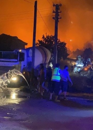 Fethiye’de orman yangını, evler tahliye diliyor