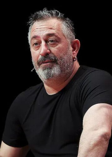 Komedyen Cem Yılmaz, rahatsızlandığı Çanakkale’de hastaneye kaldırıldı