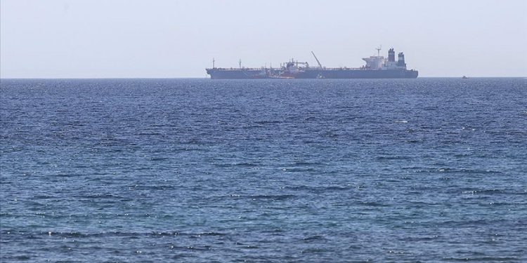 Basra Körfezi’nde Irak’a ait petrol tankerine füze saldırısı