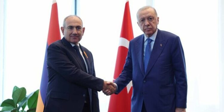 Erdoğan, Ermenistan Başbakanı Paşinyan ile görüştü