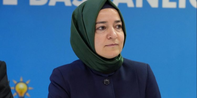 Fatma Betül Sayan Kaya AK Parti’den istifa etti