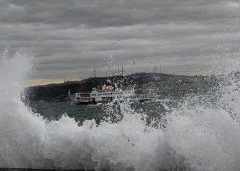 Fırtına deniz ulaşımını vurdu! 8 feribot seferi iptal edildi