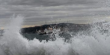 Fırtına deniz ulaşımını vurdu! 8 feribot seferi iptal edildi
