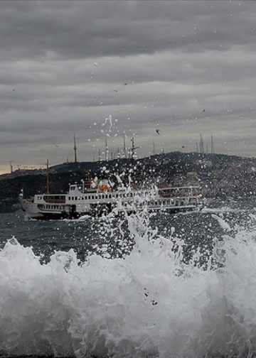 Fırtına deniz ulaşımını vurdu! 8 feribot seferi iptal edildi