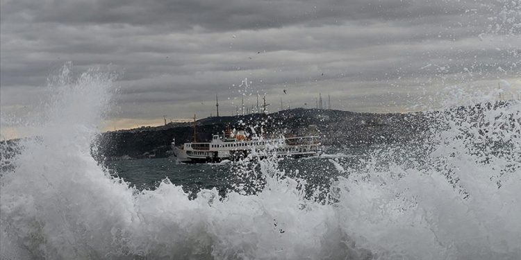 Fırtına deniz ulaşımını vurdu! 8 feribot seferi iptal edildi