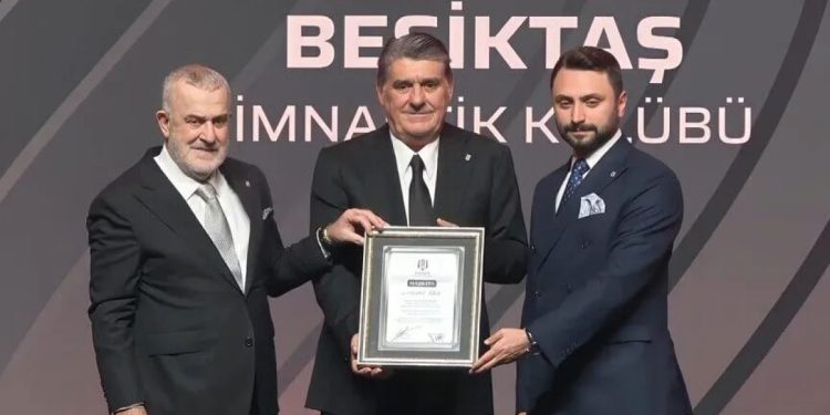Beşiktaş’ta Serdal Adalı ve yönetimi mazbatalarını aldı