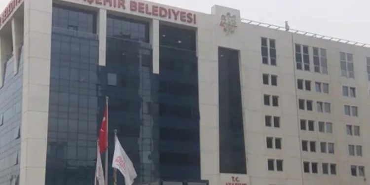 CHP’nin katılmadığı seçimde Ataşehir’in yeni başkan vekili Serdar Orhan oldu