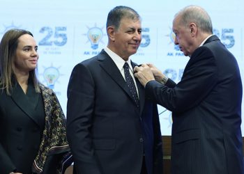 Cemil Tugay rozeti taktı, İzmir AK Parti’ye geçti