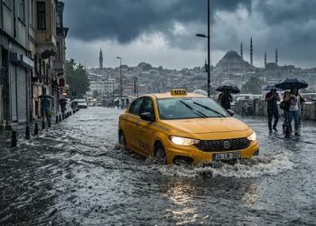 İstanbul’da sağanak hayatı felç etti! Yollar göle döndü, vatandaş mahsur kaldı
