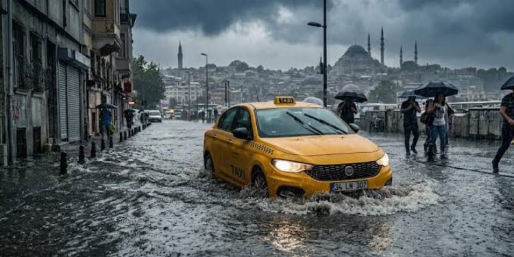 İstanbul’da sağanak hayatı felç etti! Yollar göle döndü, vatandaş mahsur kaldı