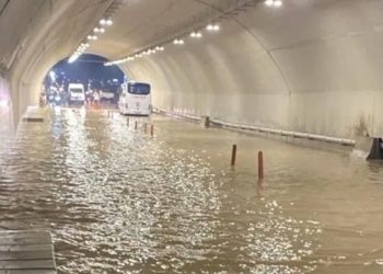İstanbul’da sağanak su baskınlarına neden oldu