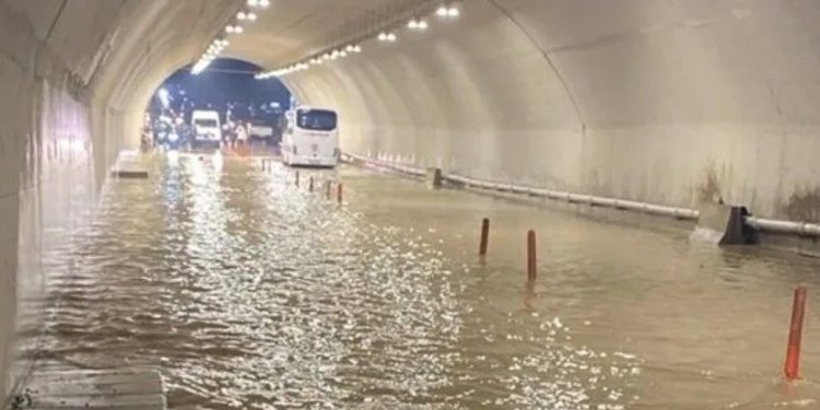 İstanbul’da sağanak su baskınlarına neden oldu