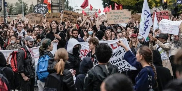 Paris’te yarın planlanan öğrenci eylemi yasaklandı