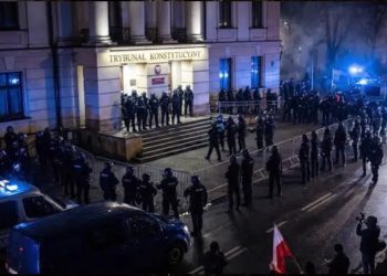 Polonya’da darbe girişimi: Polisler Anayasa Mahkemesi’ni bastı