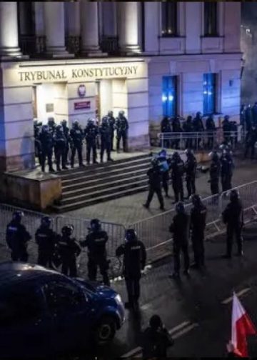 Polonya’da darbe girişimi: Polisler Anayasa Mahkemesi’ni bastı