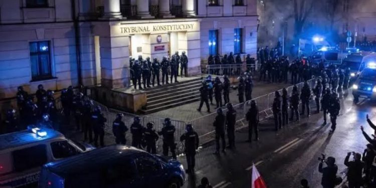 Polonya’da darbe girişimi: Polisler Anayasa Mahkemesi’ni bastı