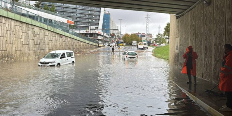 Sağanak İstanbul’u vurdu: Araçlar mahsur, trafik felç