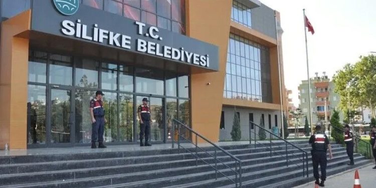 Silifke Belediyesi’ne yeni operasyon: 7 gözaltı